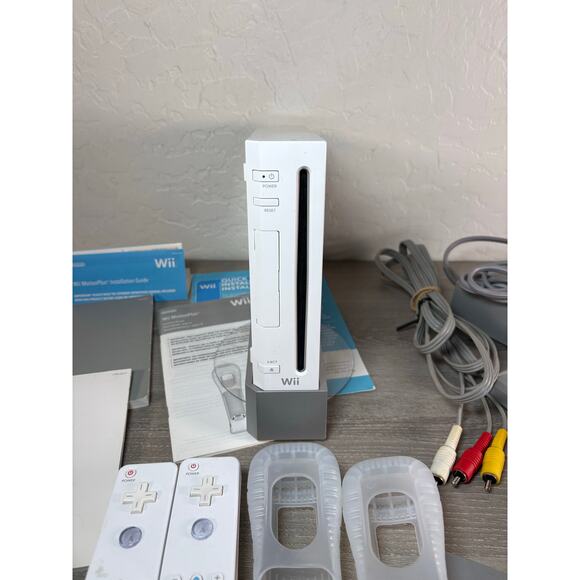 Nintendo Wii Model RVL-001 Video Game Console Lot TESTED- Works Great - Picture 4 of 7